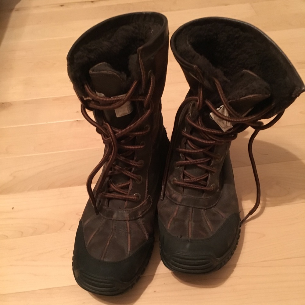 Women’s Ugg Adirondack short, size 9